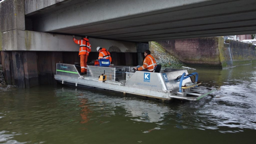 bruginspectie met citybarge