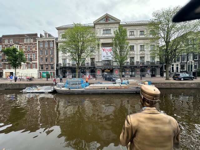 Elektrische duwboot afgemeerd met lading in stad