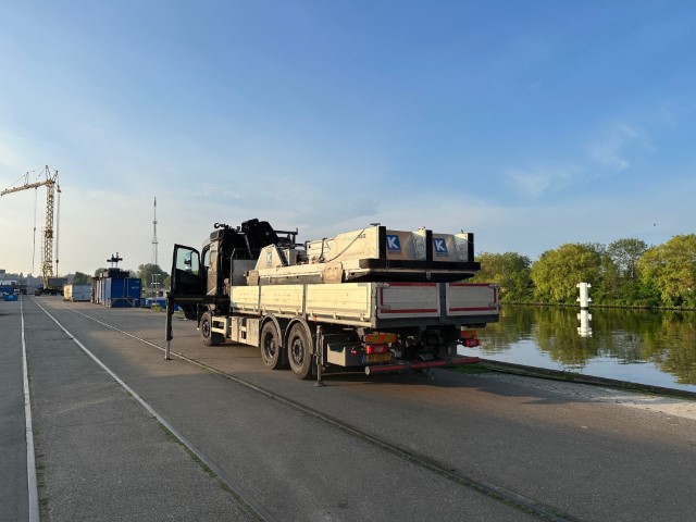 Elektrische duwboot transport op bakwagen