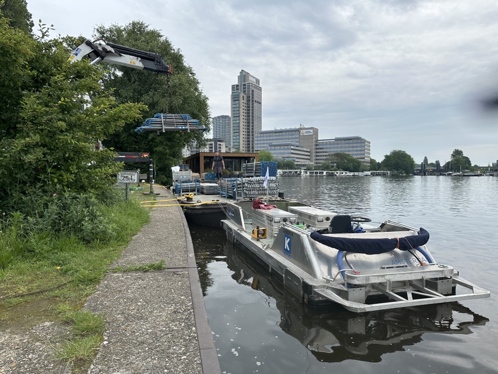 Elektrische duwboot wordt geladen met bouwmaterialen