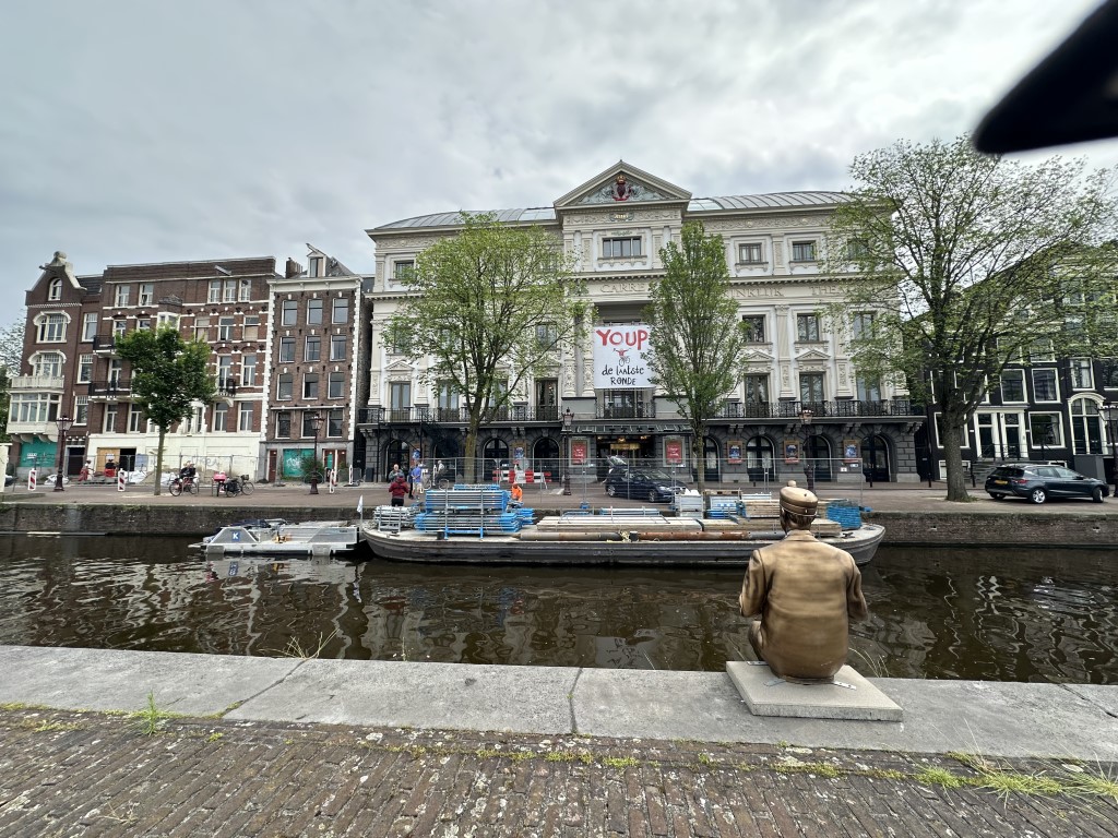 Elektrische duwboot levert bouwmaterialen aan theater Carre Amsterdam